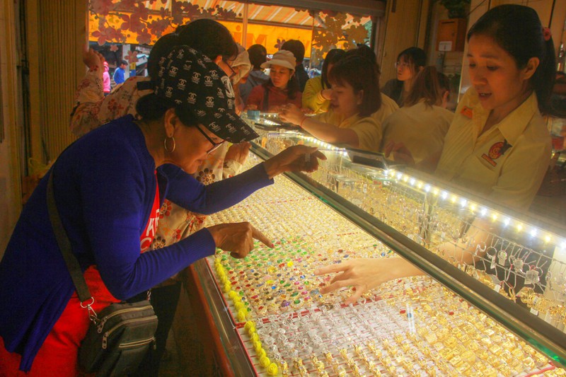 胡志明市民眾7月份砸7萬億越盾買黃金