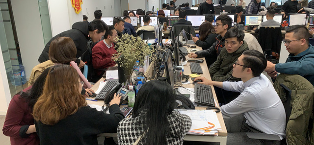 VN-Index逼近歷史高點 投資人蜂擁開戶